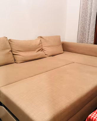 divano, tavolo e 4 sedie – Set completo €500