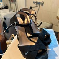 Sandalo nero con zeppa ricoperta