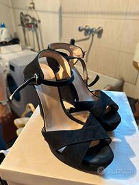 Sandalo nero con zeppa ricoperta