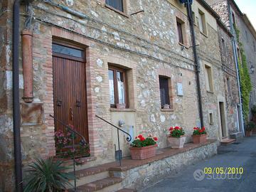 Bilocale ristrutturato. Interno ed esterno