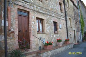 Bilocale ristrutturato. Interno ed esterno