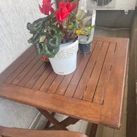 Tavolino in legno con sedie