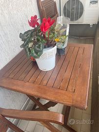 Tavolino in legno con sedie