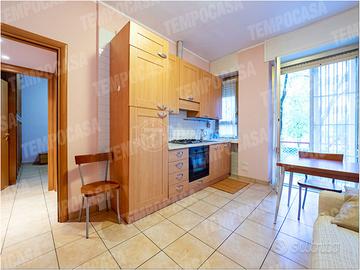 DUE LOCALI CON BALCONE