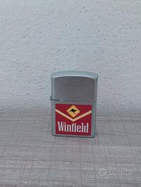 Accendino di tipo Zippo marca Winfield 