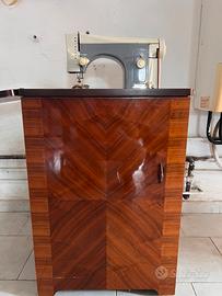 Macchina da cucire d'epoca con  mobiletto in legno