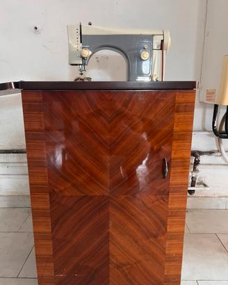 Macchina da cucire d'epoca con  mobiletto in legno