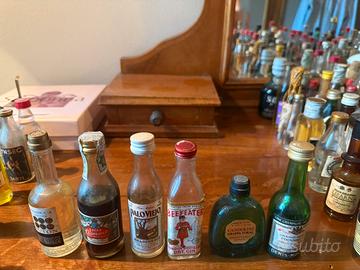 6 bottiglie mignon di liquore da collezione