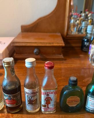 6 bottiglie mignon di liquore da collezione