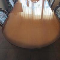 Tavolo in legno massello intarsiato