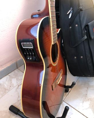 Chitarra acustica con custodia