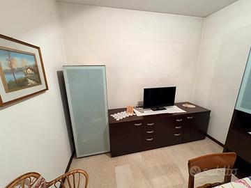 Mobili soggiorno color noce scuro