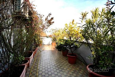 Attico / Mansarda di 235 m² con più di 5 locali a 
