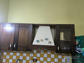 Cucina in acciaio più sportelli