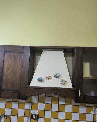 Cucina in acciaio più sportelli