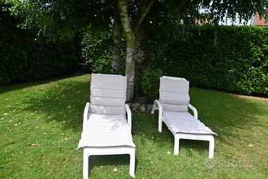 2 sdrai bianchi in plastica con cuscini grigi