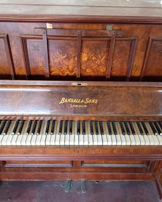 pianoforte a muro