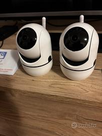 due telecamere di sicurezza.