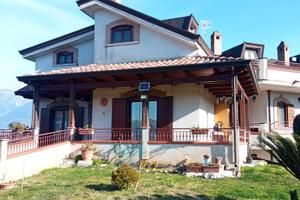 Villa indipendente con ampio giardino