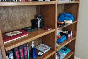 Libreria in noce, realizzata artigianalmente