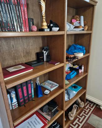 Libreria in noce, realizzata artigianalmente