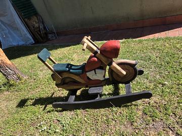 cavallino moto a dondolo di legno