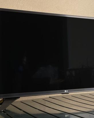 Tv LG 32 pollici sfondo azzurro