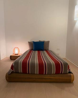 Letto, comodino e lampada MUJI