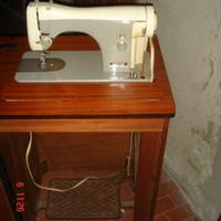 Macchina Da Cucire Antica A Pedale Necchi