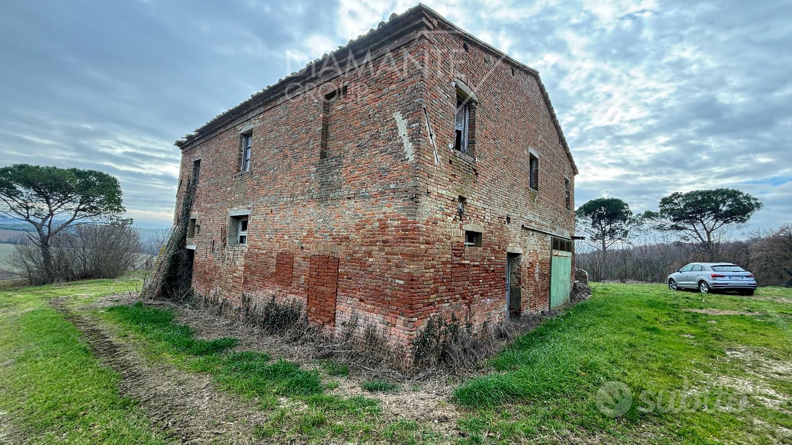 Casale in mattoni a vista con terreno ed annessi - Altro