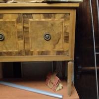 Mobiletto in legno intarsiato.