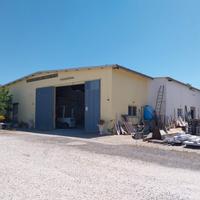 Capannone con ampio spazio esterno