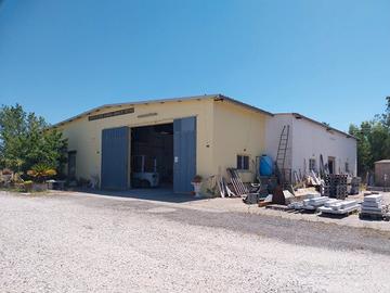 Capannone con ampio spazio esterno