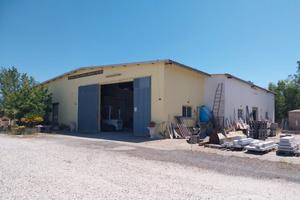 Capannone con ampio spazio esterno