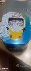 latta con carta Pokemon 30°