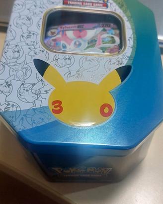 latta con carta Pokemon 30°