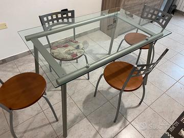 Tavolo da cucina vetro ed acciaio
