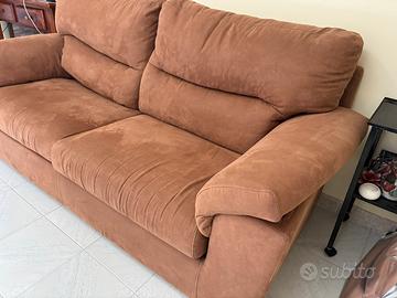 Divano letto Poltronesofà 2 posti marrone.