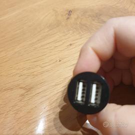 CARICABATTERIE DA AUTO CON 2 PORTE .