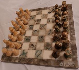 Scacchiera e scacchi in alabastro Chiellini