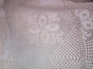 COPRILETTO RICAMATO A MANO A UNCINETTO