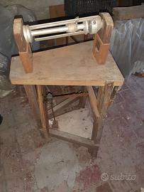 macchina a pedale antica per filare la lana