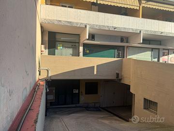Autorimessa garage 100 m con bagno e finestra