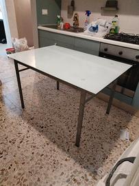 tavolo in vetro e tre scrivanie