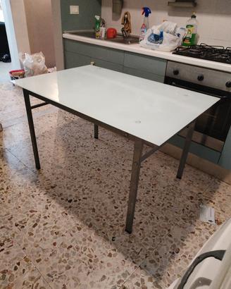 tavolo in vetro e tre scrivanie