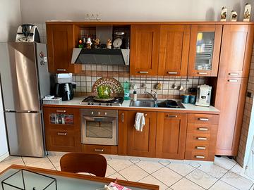 Cucina completa in legno con forno e piano cottura