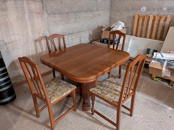 Tavolo in legno allungabile con 6 sedie