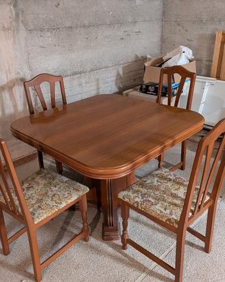 Tavolo in legno allungabile con 6 sedie