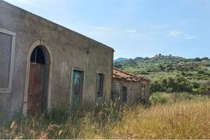 Terreno con Ulivi produttivi e antico Palmento
