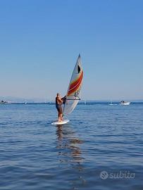 Windsurfer originale pronto a navigare